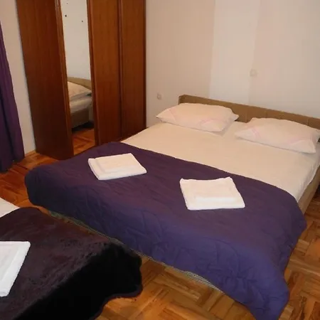 3 Lara 42 Pax Apartment *
